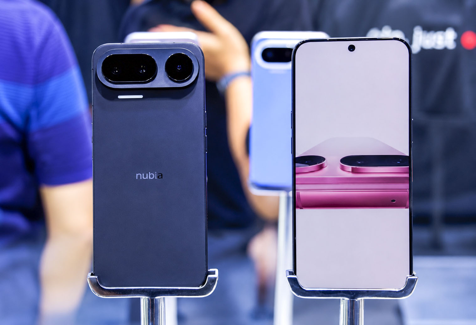 Перший у світі смартфон із повноцінним ШІ-помічником: Nubia показала NaviX Ultra